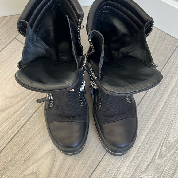 Designer boots - Picture 7 of 9